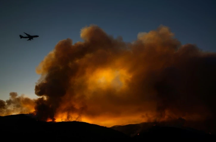 Un 747 bombardier d'eau intervient sur le "Holy Fire", près de Lake Elsinore (Californie) le 7 août 2018