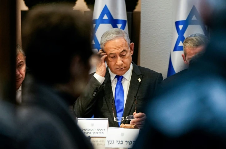 Le Premier ministre israélien Benjamin Netanyahu préside un conseil des ministres sur la base militaire de Kirya, à Tel Aviv, le 24 décembre 2023