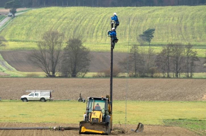 Des techniciens installent une ligne électrique à Güssing, en Autriche, le 17 novembre 2015