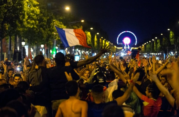 La foule sur les Champs-Elysées le 7 juillet 2016 à Paris à l'issue de la demie-finale France/Allemagne