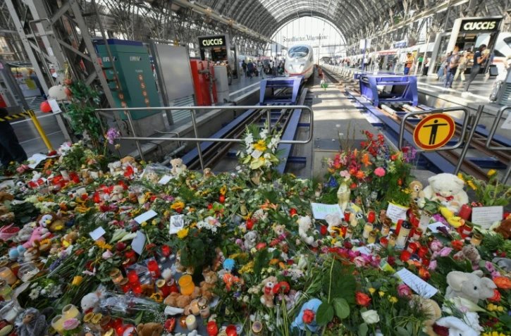 Des bouquets déposés à la gare de Francfort le 31 juillet 2019 en hommage au garçonnet de huit ans décédé après avoir été poussé sur les voies par Habte Araya