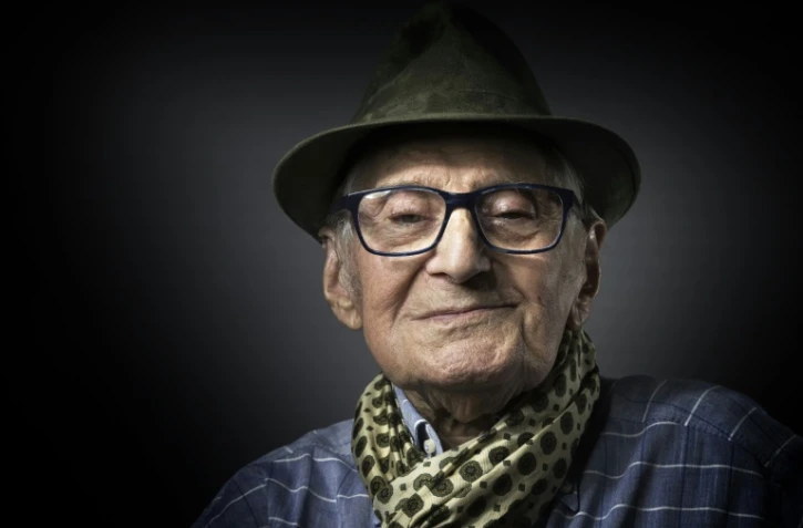 Des quatre découvreurs de la grotte de Lascaux, il ne reste que lui: Simon Coencas, près de 90 ans, pris en photo chez lui à Paris le 18 novembre 2016