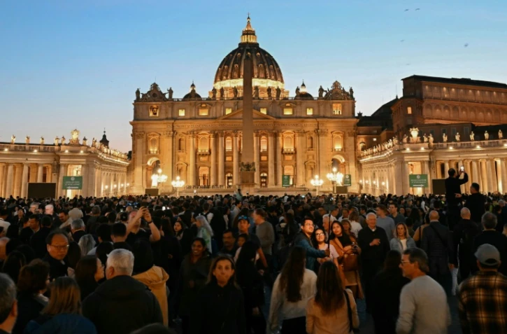 Des personnes font la queue pour rendre hommage au pape François, dont le corps est exposé à la basilique Saint-Pierre au Vatican, le 23 avril 2025