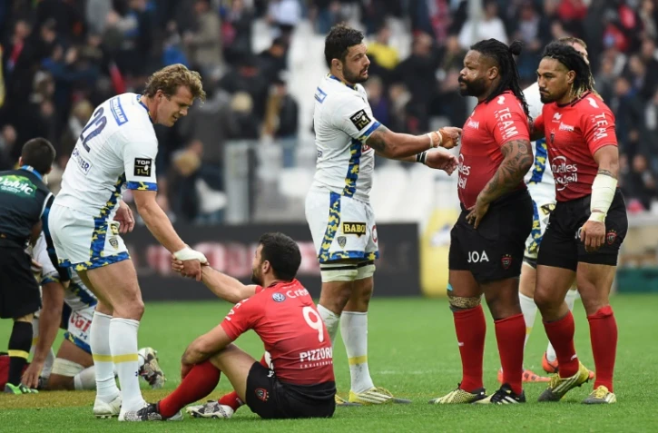 Les Clermontois saluent les Toulonnais après les avoir battus, le 3 avril 2016 au Vélodrome à Marseille