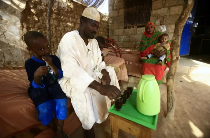 L'ingénieur soudanais Ahmed Abdallah chez lui avec sa famille à Omdurman, près de Khartoum, le 2 octobre 2017