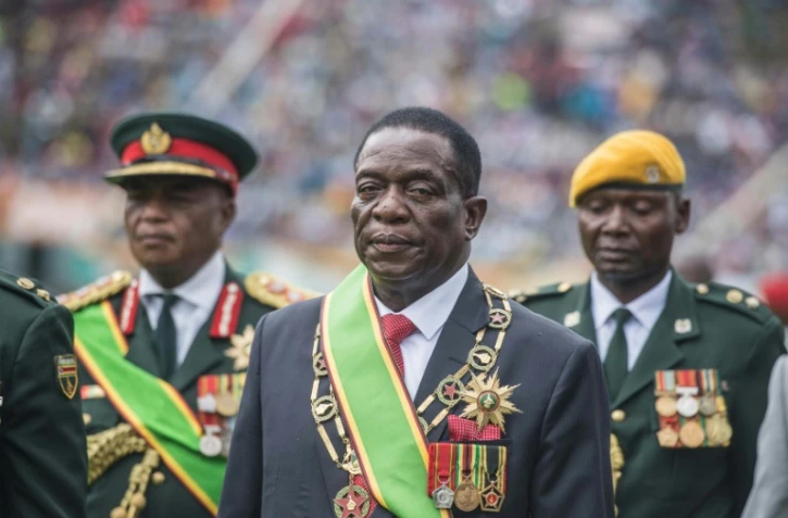Le nouveau président zimbabwéen Emmerson Mnangagwa, après avoir prêté serment lors de son investiture, le 24 novembre 2017 au stade de Harare
