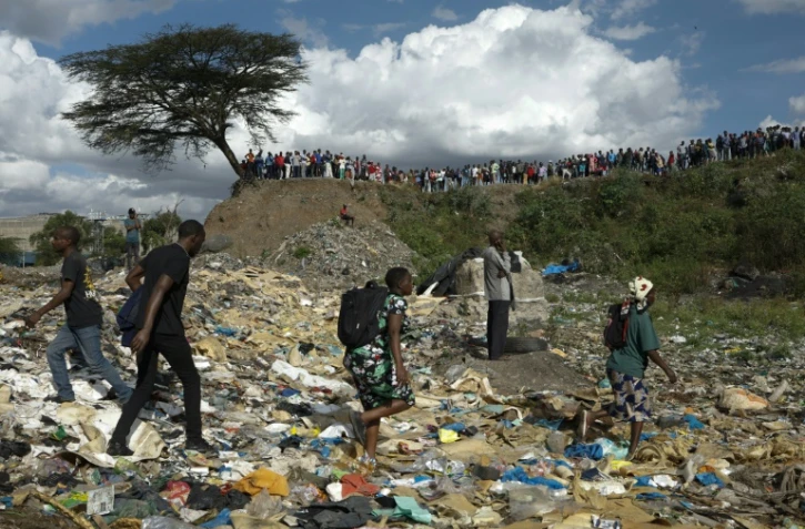 Une foule amassée sur les lieux de la découverte des corps mutilés de six femmes, dans une décharge de Nairobi le 12 juillet 2024