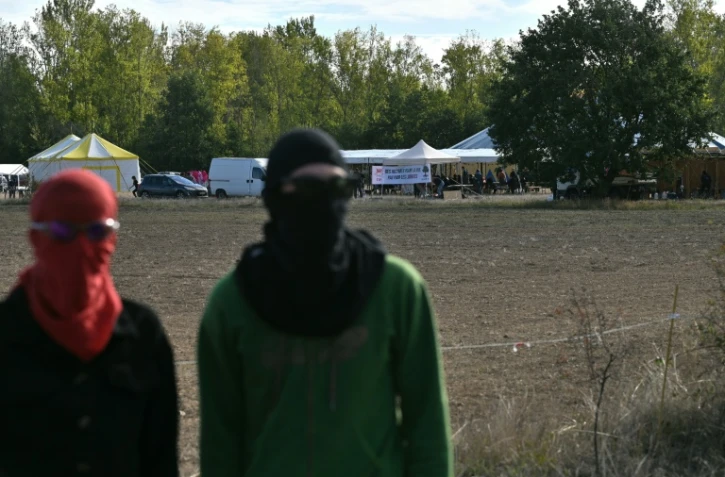 Des opposants à l'autoroute A69, qui doit relier Toulouse à Castres et être mise en service début novembre, manifestent sur un terrain agricole de Cambounet-sur-le-Sor, dans le Tarn, le 10 octobre 2026 