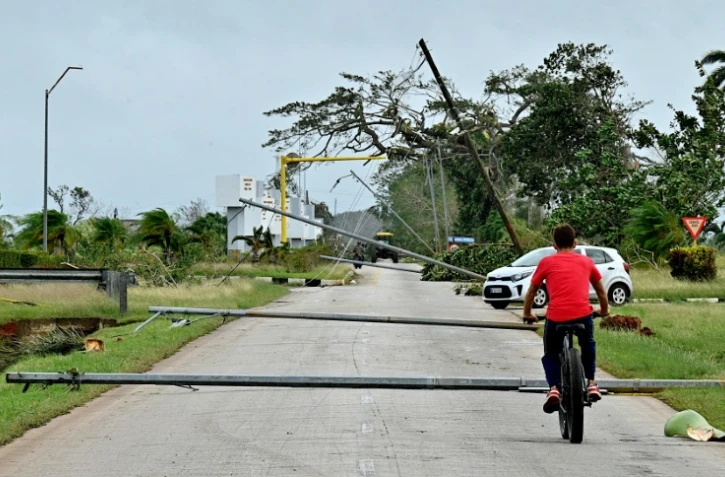Des poteaux électriques et des arbres à terre après le passage de l'ouragan Rafael à Artemisa, à Cuba, le 7 novembre 2024