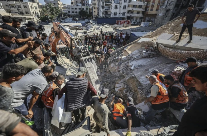 Les secours interviennent sur un immeuble détruit près de Gaza city le 16 septembre 2026