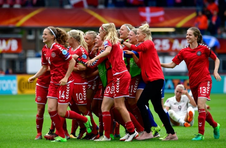 Les joueuses de l'équipe du Danemark viennent d'éliminer celles d'Allemagne en quarts de finale de l'Euro féminin, le 30 juillet 2017  à Rotterdam aux Pays