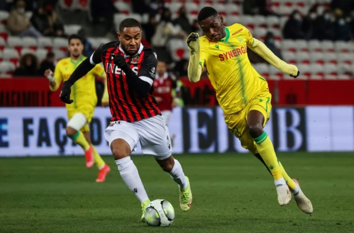 L'attaquant nantais Randal Kolo Muani (d) à la lutte avec le défenseur niçois Jordan Amavi en championnat, le 14 janvier 2022 à Nice