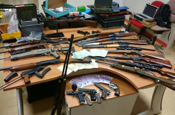 Cette photographie fournie par les douanes françaises le 19 février 2016 montre une saisie d'armes réalisée la veille en Vendée