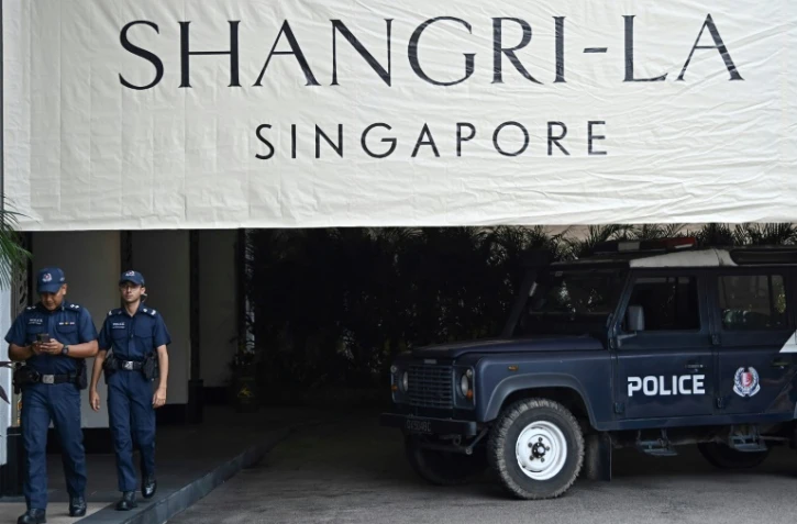 Des policiers devant l'hôtel Shangri-La à Singapour le 31 mai 2024