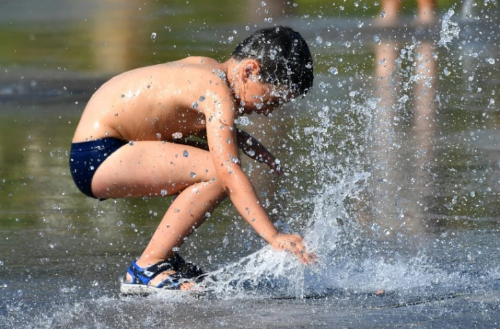 Un enfant joue avec une fontaine à Montpellier, en France