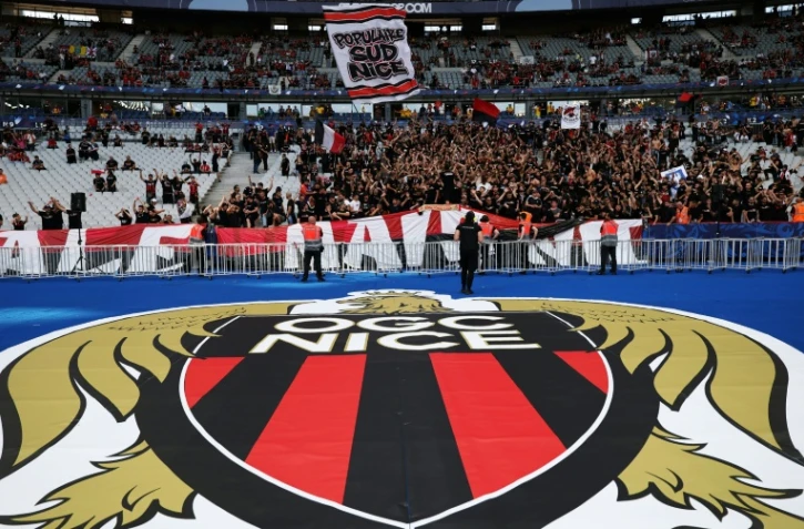 Le logo du club de football OGC Nice alors que les supporters arrivent avant la finale de la Coupe de France opposant le RC Lens à l'OGC Nice au Stade de France, à Saint-Denis, le 22 mai 2026 en Seine-Saint-Denis