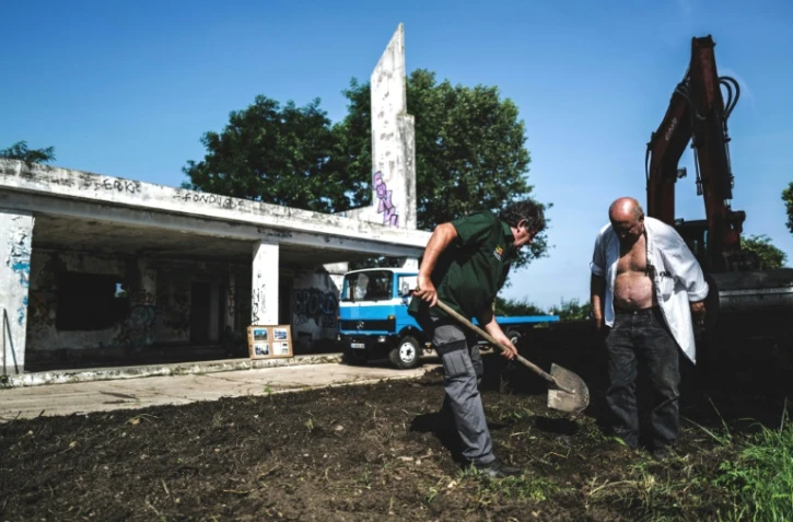 Des amoureux du patrimoine routier restaurent une station service abandonnée le long de la Nationale 7 à côté de Roanne le 13 août 2021