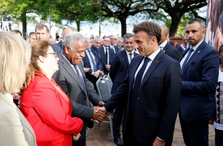 Le président Emmanuel Macron salue le président du gouvernement de Nouvelle Calédonie Louis Mapou le 26 juillet 2023 à Nouméa