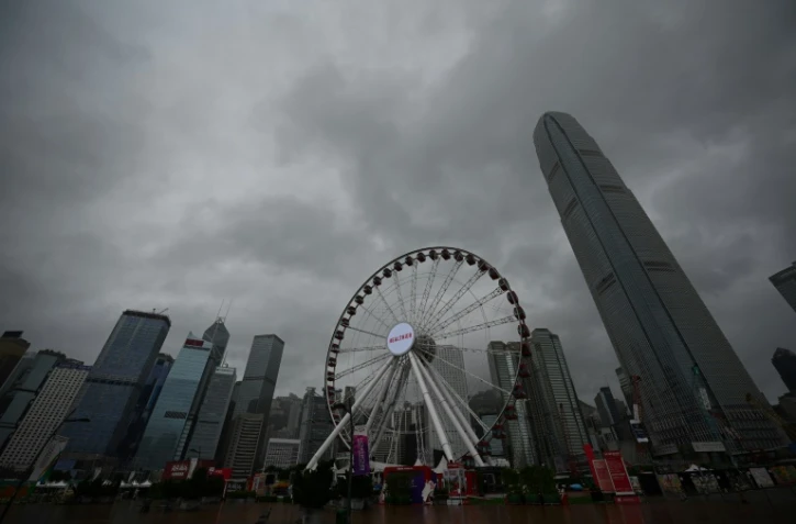 Nuages noirs chargés de pluie sur Hong Kong à l'approche du typhon Koinu, le 8 octobre 2023