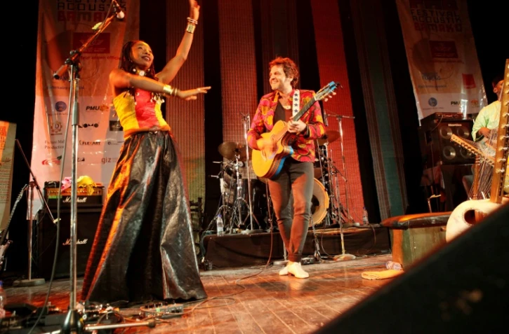 L'artiste malienne Fatoumata Diawara (g) et le musicien français Matthieu Chedid, alias -M-, le 26 janvier 2017 à Bamako