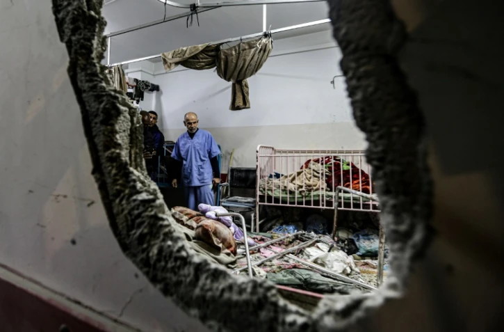 Une salle de l'hôpital Nasser endommagée par un bombardement israélien, le 17 décembre 2023 à Khan Younès, dans le sud de la bande de Gaza