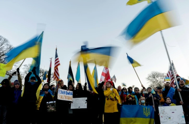 Des manifestants agitent le drapeau ukrainien devant la Maison Blanche à Washington le 20 février 2022