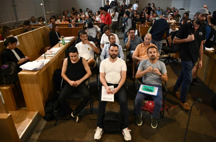 Les prévenus siègent au tribunal de Niort, dans l'ouest de la France, le 8 septembre 2023 où ils seront jugés pour avoir organisé des rassemblements contre les "bassines" à Sainte-Soline (Deux-Sèvres)