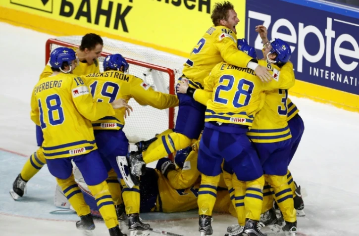 L'équipe de Suède se congratule après après avoir remporté le Championnat du monde de hockey sur glace aux tirs au but face au Canada, le 21 mai 2017 à Cologne