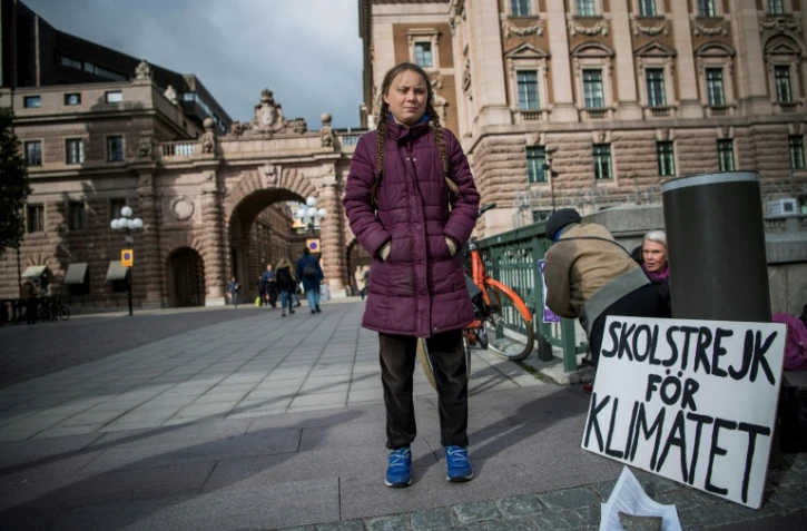 L'activiste suédoise Greta Thunberg, alors âgée de 15 ans, en grève de l'école pour le climat devant le parlement de son pays, le 28 septembre 2018 à Stockholm 
