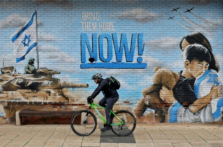 Un graffiti appelant à la libération des otages israéliens à Gaza dans la ville de kfar Saba le 24 janvier 2025