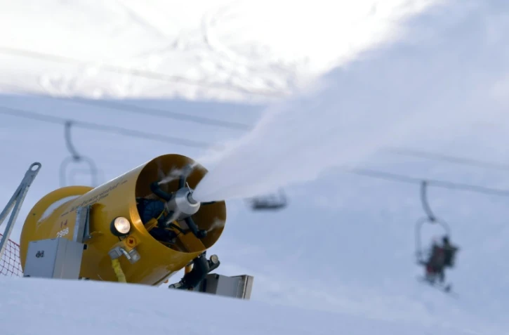 Un canon à neige le 21 décembre 2014 en action à Val d'Isère