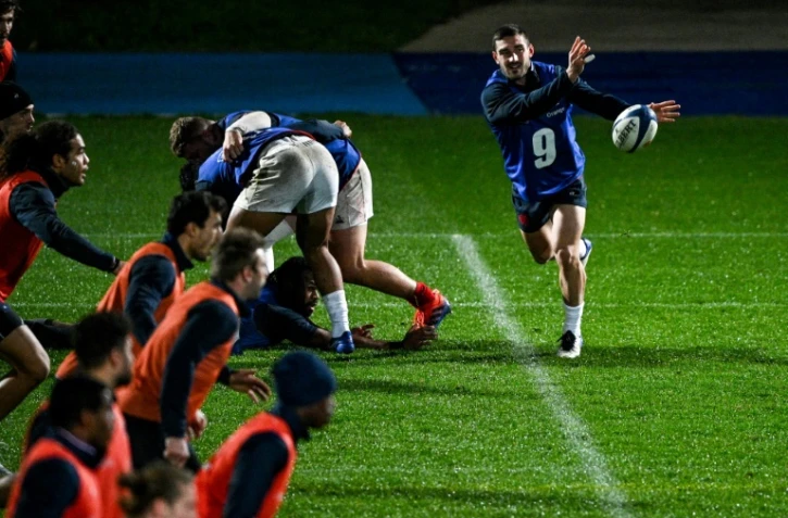 Baptiste Couilloud fait une passe lors de l'entraînement du XV de France le 2 décembre 2020 à Marcoussis