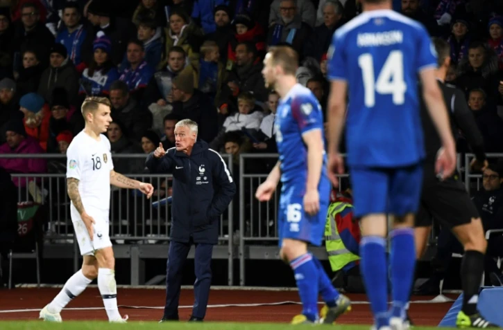 Le sélectionneur de l'équipe de France Didier Deschamps donne des instructions lors du match contre l'Islande en qualif pour l'Euro-2020, le 11 octobre 2019 à Reykjavik