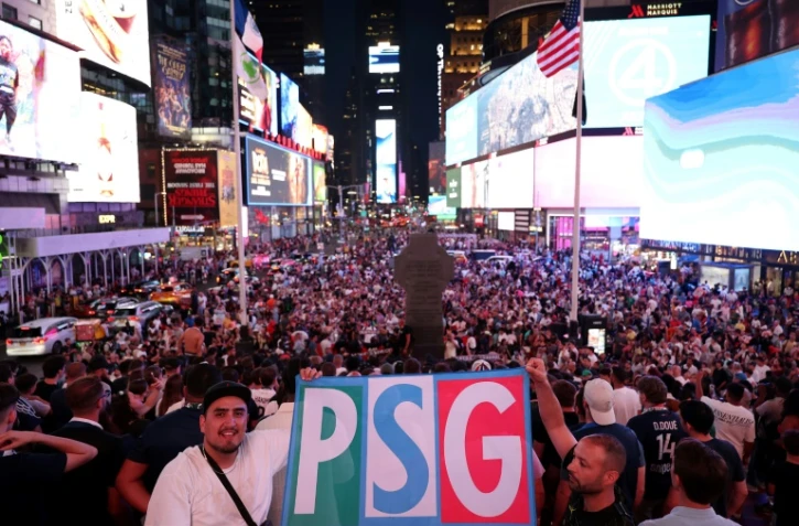 Des supporters du PSG sont rassemblés à Times Square, à New York, le 11 juillet 2025