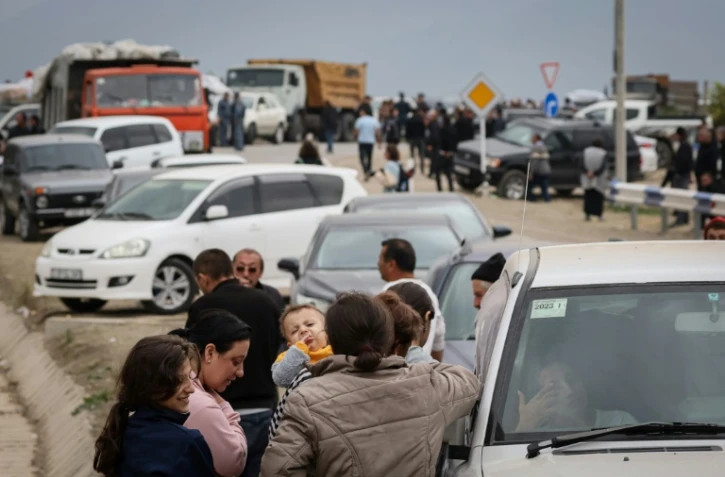 Des réfugiés du Nagorny Karabakh arrivent à un centre d'accueil près de Kornidzor, le 25 septembre 2023 en Arménie