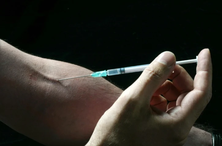 la Fédération française d'addictologie (FFA) recommande dans un rapport que la consommation de drogue soit permise dans les centres d'accueil pour toxicomanes