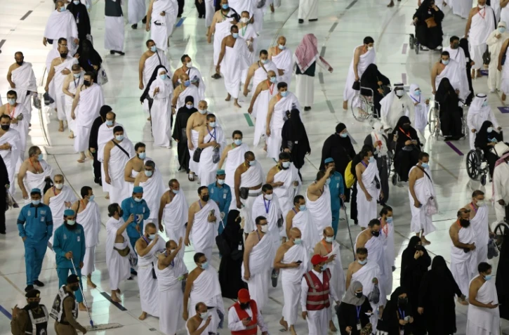 Des fidèles musulmans circulent autour de la Kaaba, au coeur de la Grande mosquée de La Mecque, le 17 juillet 2021 en Arabie saoudite