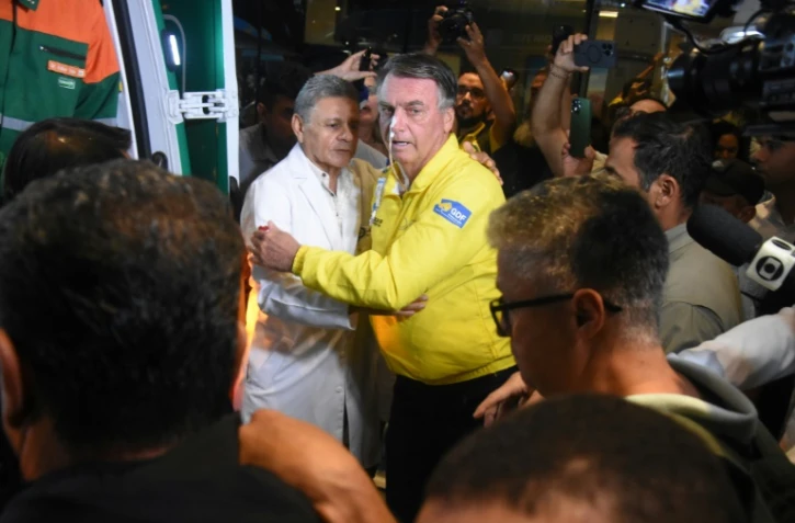 L'ancien président brésilien Jair Bolsonaro quitte en ambulance l'hôpital Rio Grande Hospital de Natal, le 12 avril 2025