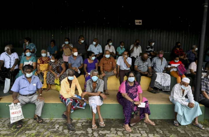 Des personnes ùgées attendent devant un centre pour se faire vacciner contre le coronavirus à Colombo le 31 juin 2021
