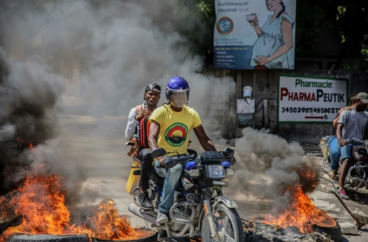 Des barricades brûlent après incendiées par des groupes de chauffeurs de motos-taxis à Port-au-Prince, à Haïti le 21 octobre 2021