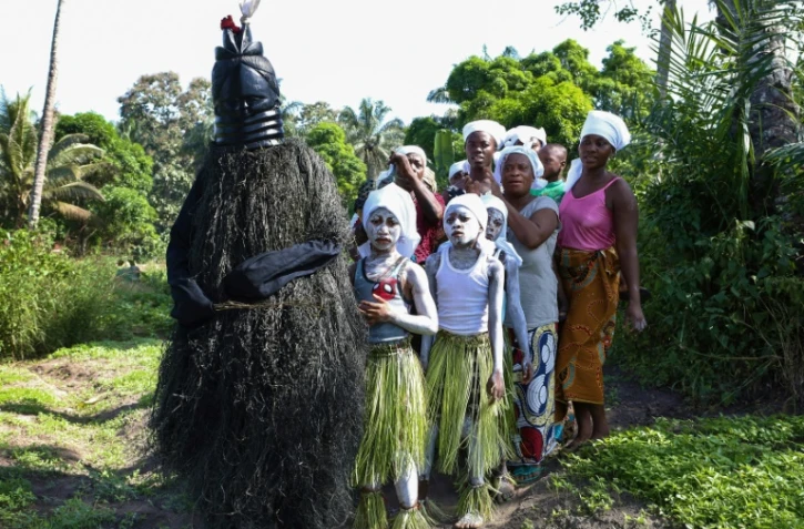 Procession de membres de la société secrète Bondo, dans le village de Songo en Sierra Leone, le 2 décembre 2019
