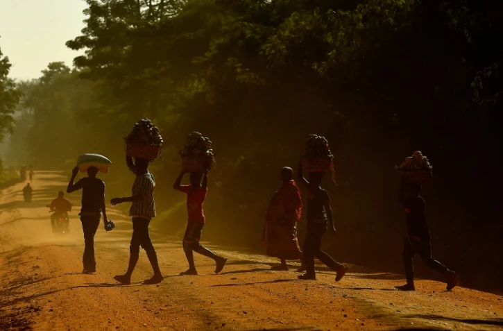 Des habitants sur une route Ă Morogoro en juin 2016, en Tanzanie