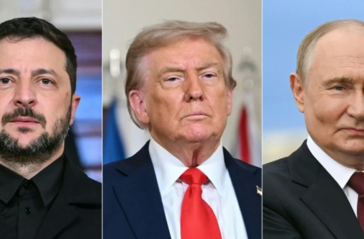 Ce combo montre de gauche à droite le président ukrainien Volodymyr Zelensky et le président américain Donald Trump à Washington, le 18 août 2025, et le président russe Vladimir Poutine à Anchorage, en Alaska, le 15 août 2025