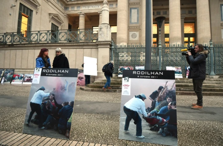 Des militants anti-corrida devant le palais de justice de Nîmes le 14 janvier 2016