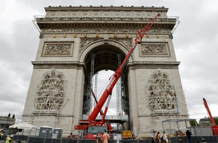 Travaux le 30 juillet 2021 à Paris pour préparer l'empaquetage de l'Arc de Triomphe, &oelig;uvre posthume de Christo