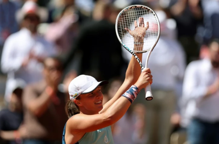 La Polonaise Iga Swiatek après avoir gagné son quart de finale du simple féminin contre l'Américaine Jessica Pegula au tournoi de Roland-Garros, à Paris, le 1er juin 2022