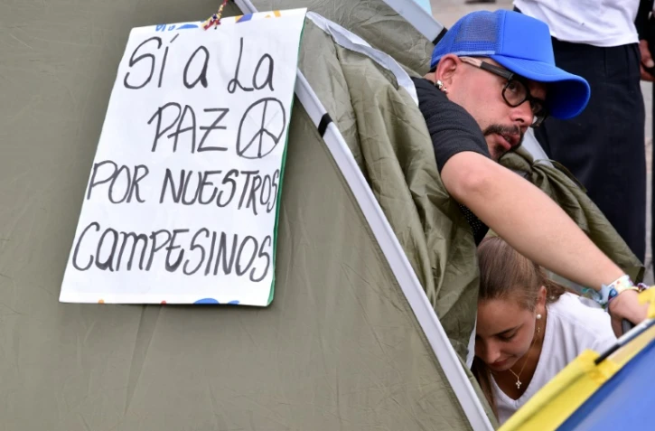 "Oui Ă la paix pour nos paysans" peut-on lire sur la tente d'un manifestant place Bolivar Ă Bogota, le 6 octobre 2016