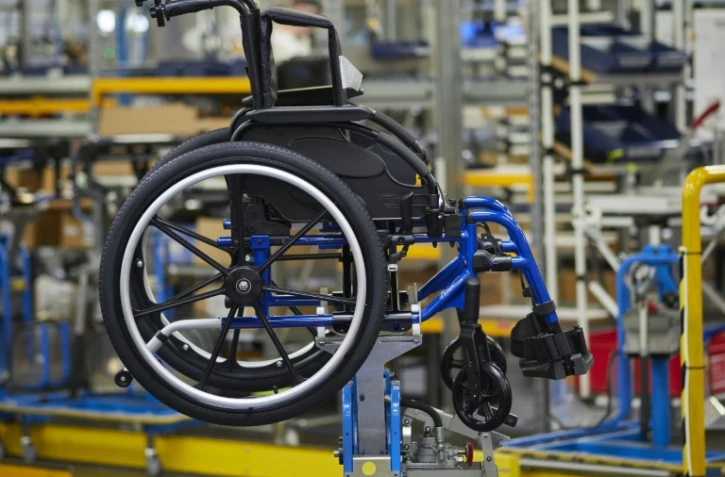 Un fauteuil roulant sur une ligne d'assemblage, le 21 juin 2024 à Fondettes (Indre-et-Loire)