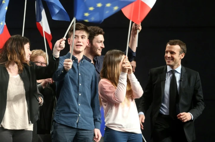 Emmanuel Macron avec des partisans lors d'une réunion de campagne à reims le 17 mars 2017