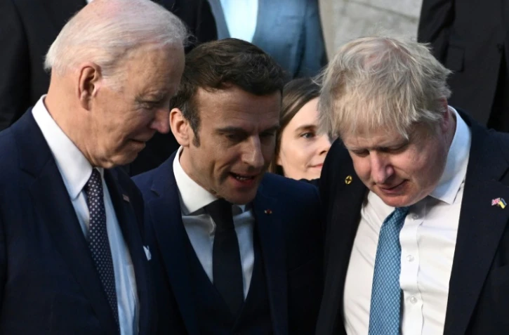 Joe Biden, Emmanuel Macron et Boris Johnson devant l'Otan Ă Bruxelles le 24 mars 2022